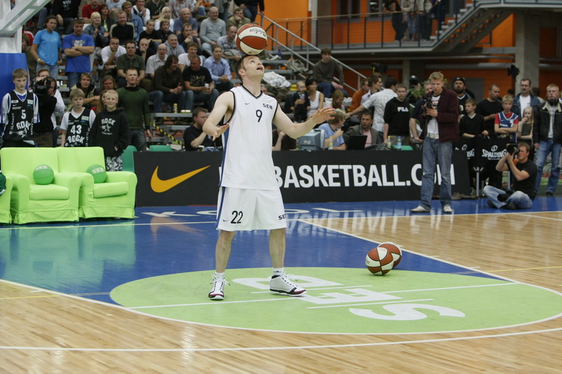 Tommy Baker basketball freestyle performance in Estonia